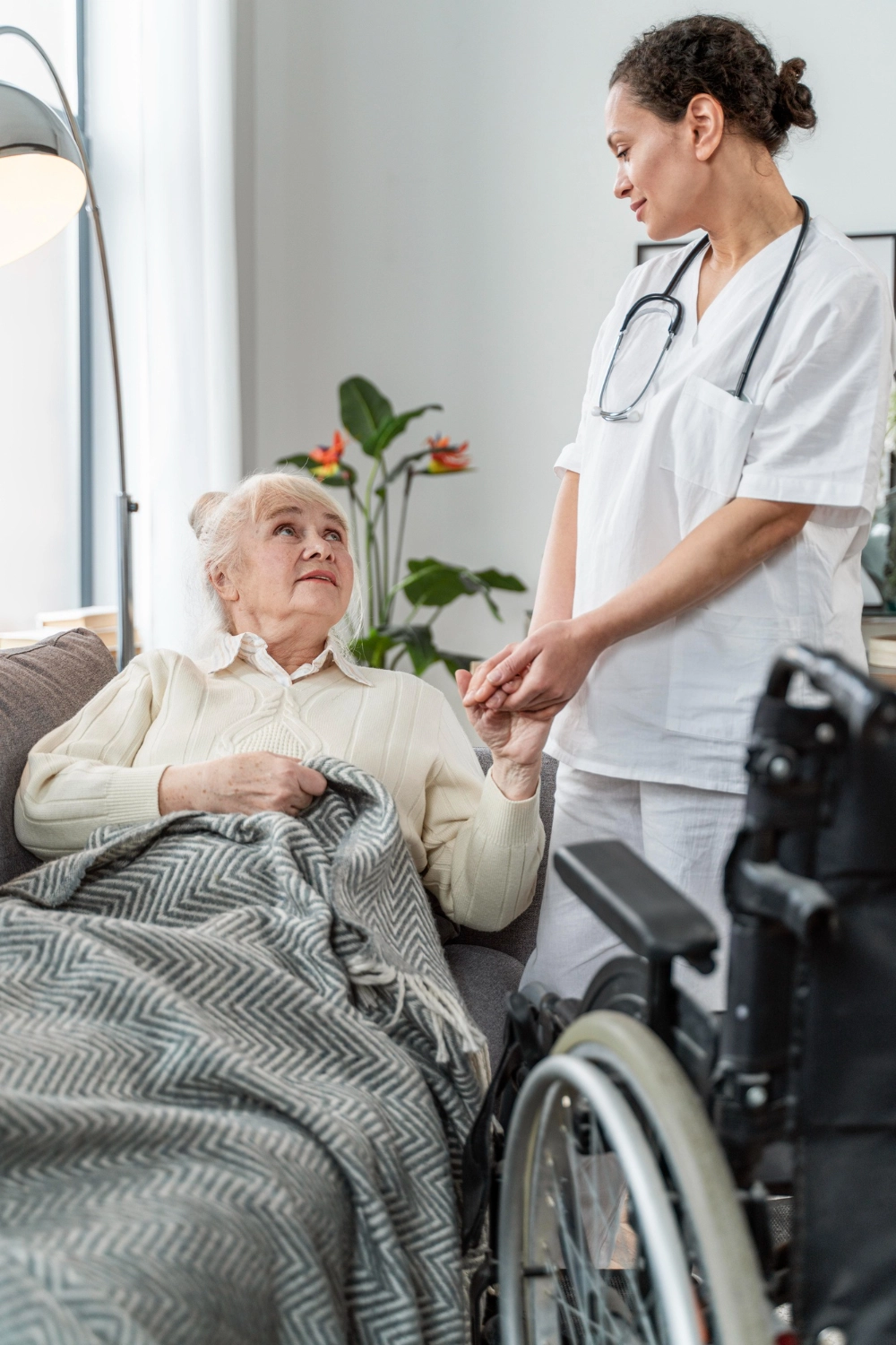AB Ambulanter Pflegedienst - Traunstein  Ambulanter Betreuungs und Pflegedienst - Eine geriatrische häusliche Pflege, die die individuelle und mitfühlende Unterstützung älterer Patienten hervorhebt.