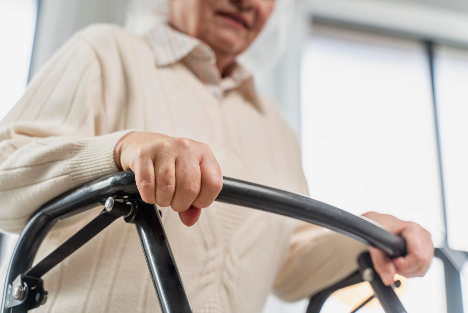AB Ambulanter Pflegedienst - Traunstein  Ambulanter Betreuungs und Pflegedienst - Ein Mann mit einem schwarzen Rollator aus Metall mit verstellbarer Griffhöhe.