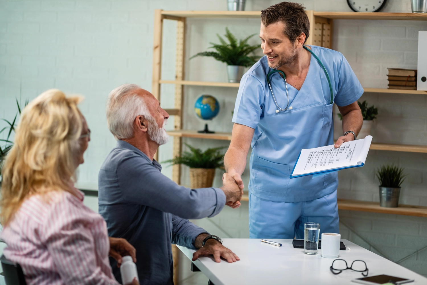 AB Ambulanter Pflegedienst - Traunstein  Ambulanter Betreuungs und Pflegedienst - Dieses Bild zeigt eine medizinische Fachkraft im Umgang mit Patienten in einer Wohneinrichtung.